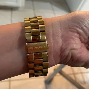 Michael Kors Womens gold tone watch 6 inch wrist band …good condition Michael Kors Pink Dial Gold Tone Wrist Watch for Women - New  main image 3
